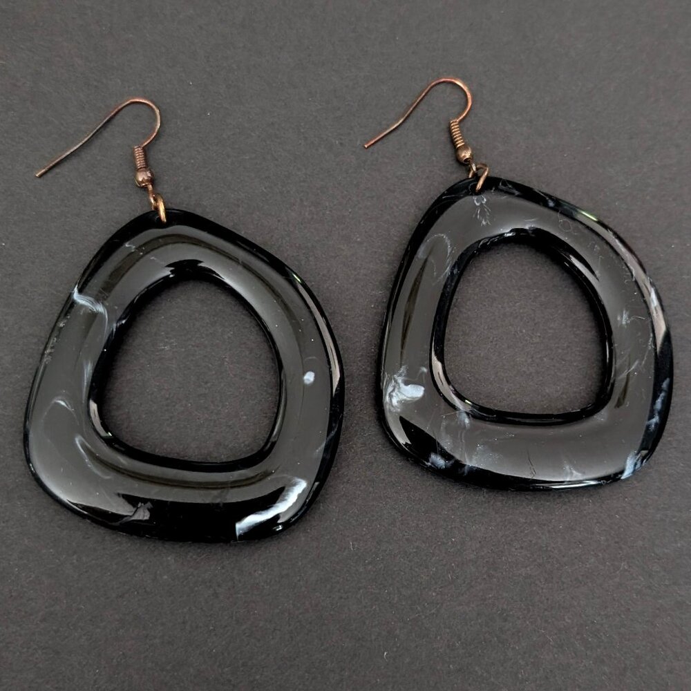 Abstract resin hoop earrings - Picture 3 of 5